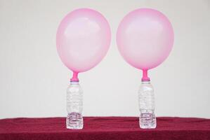 gonflé des ballons sur Haut de transparent tester bouteilles. concept, science expérience à propos réaction de chimique substance, le vinaigre et cuisson un soda cette cause ballon gonfler. dernier étape de expérience photo