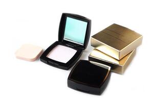 noir Plastique poudre compact Cas avec une miroir. cosmétique visage poudre ou maquillage bouffée sur gris Contexte. concept, beauté cosmétique. faciale peau se soucier, appliquer sur visage pour couvrant tache de rousseur taches, les rides. photo