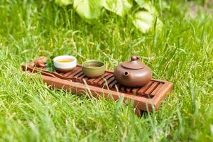 herbe thé. traditionnel accessoires pour une thé cérémonie. en bonne santé nourriture les boissons et vitamines photo