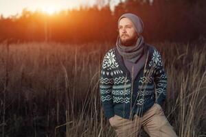 portrait de une barbu branché touristique homme dans le les bois forêt photo