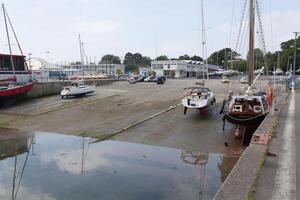 Brest, France 28 mai 2018 panoramique Extérieur vue de sete Marina beaucoup petit bateaux et yachts aligné dans le port. calme l'eau et bleu nuageux ciel. photo