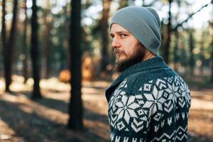 Extérieur portrait de Beau barbu homme . décontractée l'automne mode portrait photo