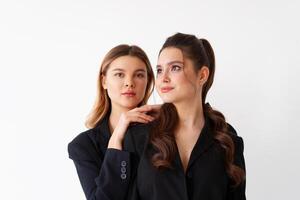 concept de Partenariat dans entreprise. deux Jeune femme d'affaires habillé noir formel costume permanent studio isolé blanc Contexte. photo