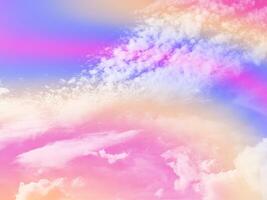 beauté sucré pastel Orange et violet coloré avec duveteux des nuages sur ciel. multi Couleur arc en ciel image. abstrait fantaisie croissance lumière. photo