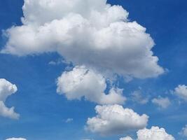 bleu ciel haute abstrait forme Extérieur blanc des nuages Contexte dans été pente lumière beauté Contexte. magnifique brillant nuage et calme Frais vent air photo