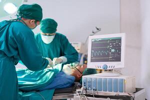 médical équipe performant une chirurgical opération dans en fonctionnement chambre, concentré chirurgical équipe en fonctionnement une patient photo