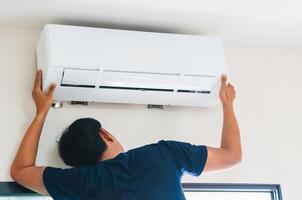 air conditionnement techniciens préparer à installer Nouveau air conditionneurs dans maison, air Conditionneur réparation et installation concepts photo