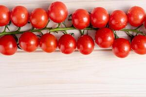 Cerise tomates sur le blanc en bois table photo