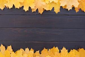 l'automne feuilles Cadre sur en bois Contexte Haut vue tomber frontière Jaune et Orange feuilles ancien bois table copie espace pour texte. photo