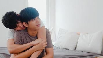 couple gay asiatique s'embrassant sur le lit à la maison. jeunes hommes lgbtq asiatiques heureux de se détendre se reposer ensemble passer un moment romantique après le réveil dans la chambre à la maison le matin concept. photo