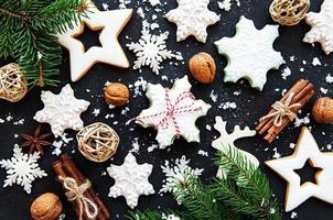 biscuits de pain d'épice de noël dorés photo