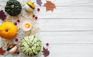 citrouilles sur une table en bois photo