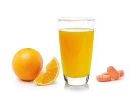 jus d'orange en verre, fruit orange avec comprimé de vitamine c sur fond blanc
