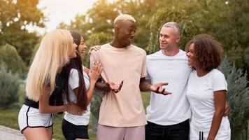 Multi-éthnique groupe gens adolescent amis. Afro-américain, asiatique, caucasien étudiant dépenses temps ensemble multiracial relation amicale photo
