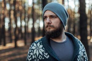 Extérieur portrait de Beau barbu homme . décontractée l'automne mode portrait photo