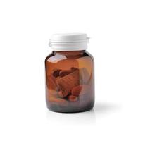 Flacon de médicament en verre brun isolé sur fond blanc photo