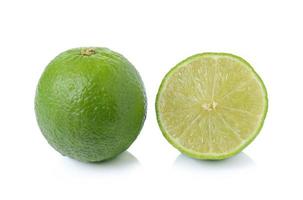 citron vert frais sur fond blanc