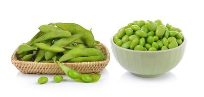 soja vert dans le panier et bol sur fond blanc photo