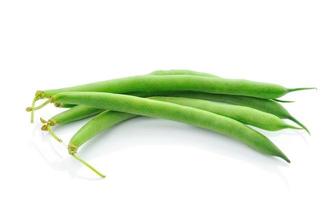 haricots verts sur fond blanc photo