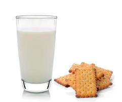 verre de lait et cracker isolated on white photo