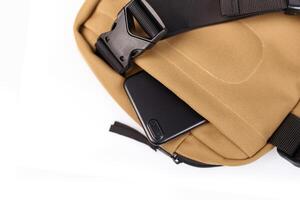beige sac sur une blanc isolé Contexte avec une caché poche pour une mobile téléphone photo