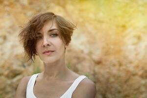 portrait de jeune femme en plein air. couleurs douces et ensoleillées. photo