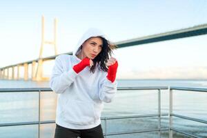 femme boxe en plein air bleu ciel Contexte. photo