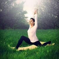 magnifique fille est engagé dans yoga dans le forêt photo