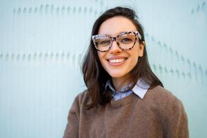 content femme dans des lunettes Extérieur photo