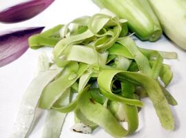 bouteille gourde pelures sur le table photo