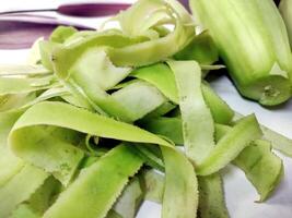 bouteille gourde pelures sur le table photo