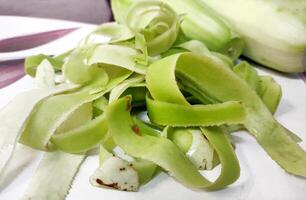 bouteille gourde pelures sur le table photo