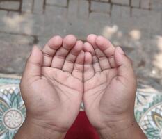 une petit enfant mains prier pour bénédictions de Dieu photo