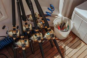 une ensemble de filage tiges pour professionnel mer pêche avec tacle photo