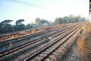 chemin de fer chemin de fer des pistes dans le campagne sur été jour photo