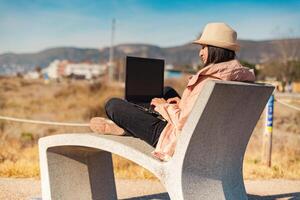 femme avec portable ordinateur, travail en plein air dans Barcelone. photo