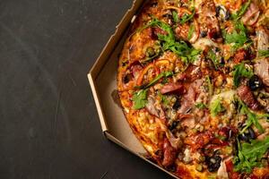 appétissant Pizza avec fumé saucisses Bacon Viande tomate fromage Roquette photo