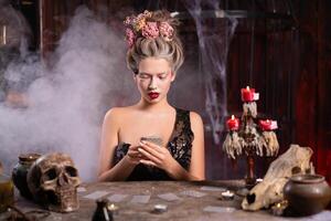 portrait fortune caissier femme en train de lire futur sur magique cartes. la magie et divination. photo