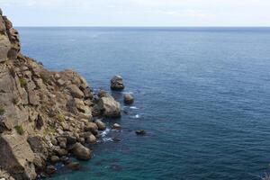 paysage marin avec rocheux falaises photo