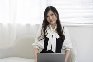 une travail Japonais femme par éloigné travail dans le Accueil Bureau fermer photo