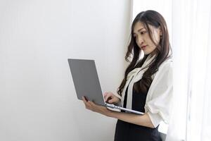 une travail Japonais femme par éloigné travail dans le Accueil Bureau fermer photo