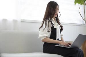 une travail Japonais femme par éloigné travail dans le Accueil Bureau fermer photo