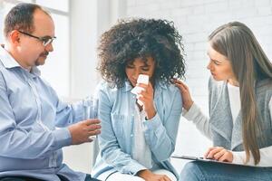 Jeune femme avec émotif problèmes pleurs pendant psychothérapie photo