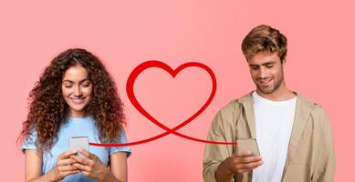 une femme avec frisé cheveux dans une bleu chemise sourit à sa téléphone, tandis que une homme dans une veste regards vers le bas à le sien photo