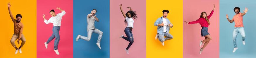 groupe de excité Jeune gens mi-saut contre coloré arrière-plans photo