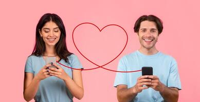 une Jeune femme dans une lumière bleu Haut sourit à sa téléphone, tandis que une homme dans une blanc chemise regards à le sien photo