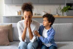 mère affligé avec fils montrant empathie photo