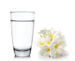 verre d'eau et fleurs tropicales frangipanier photo