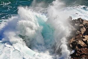 ai généré puissant courants créer turbulent blanc l'eau. photo