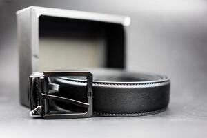 Hommes ceintures fabriqué de authentique noir avec une métal Boucle. photo